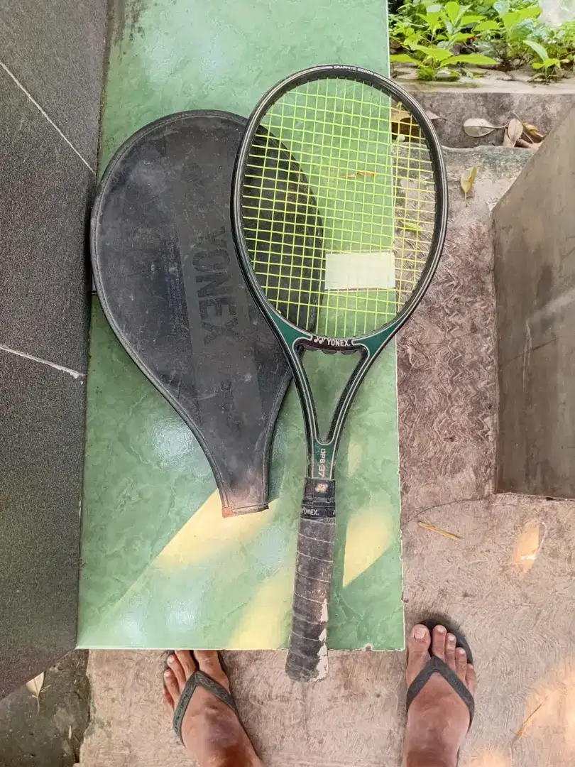 Raket tenis siap pakai