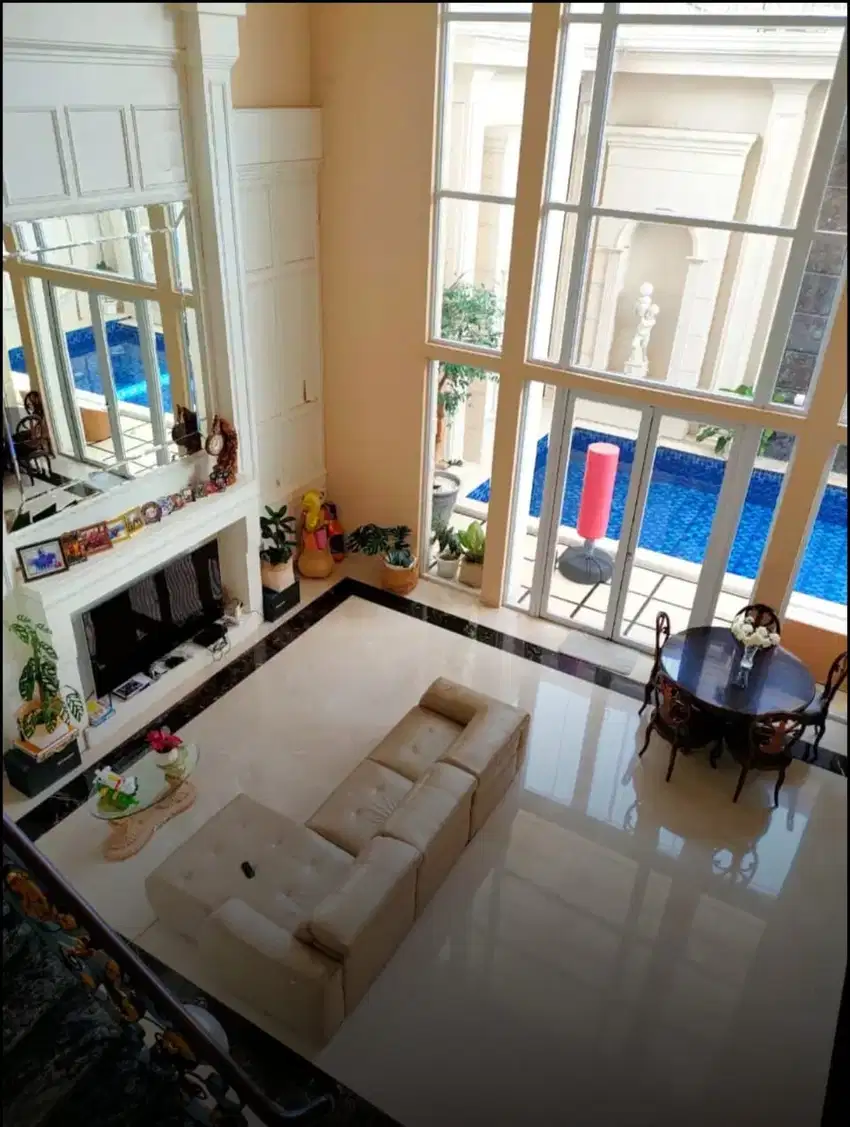 rumah classic Romawi with pool pakuwoncity dekat grand kenjeran merr