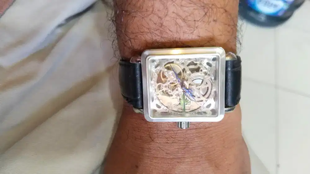 Jam tangan otomatis manual