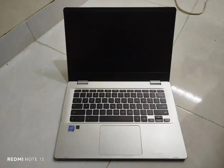 Laptop Azuz kondisi mulus