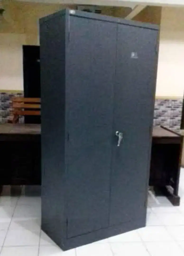 Lemari Besi 2 Pintu Swing VIP V-202