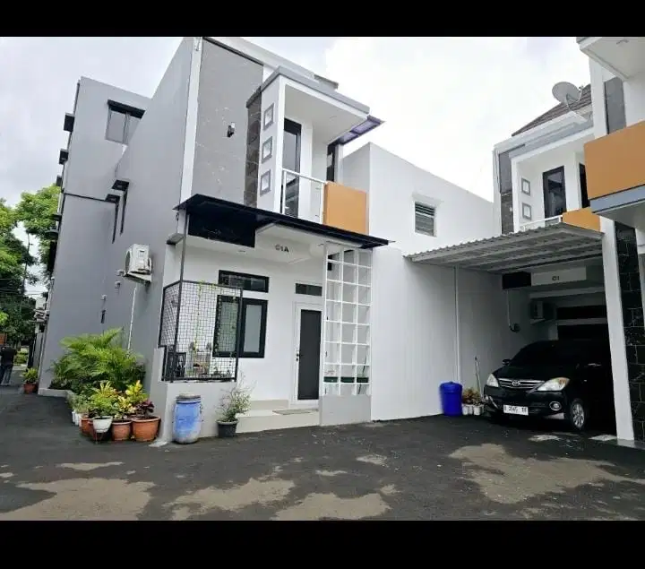 Di Jual Rumah Mewah Bergaya Eropa 2 Carport  CEMPAKA PUTIH