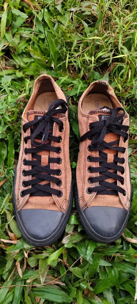 Sepatu converse coklat ( Baca iklan)