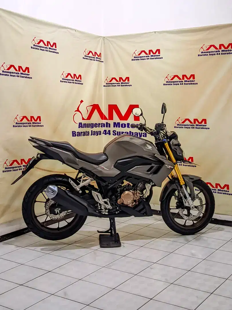 Honda New CB 150 SE Tahun 2022 warna silver