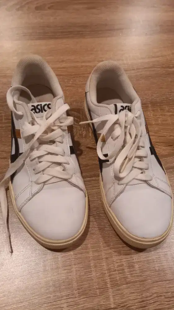Sneaker asics warna putih