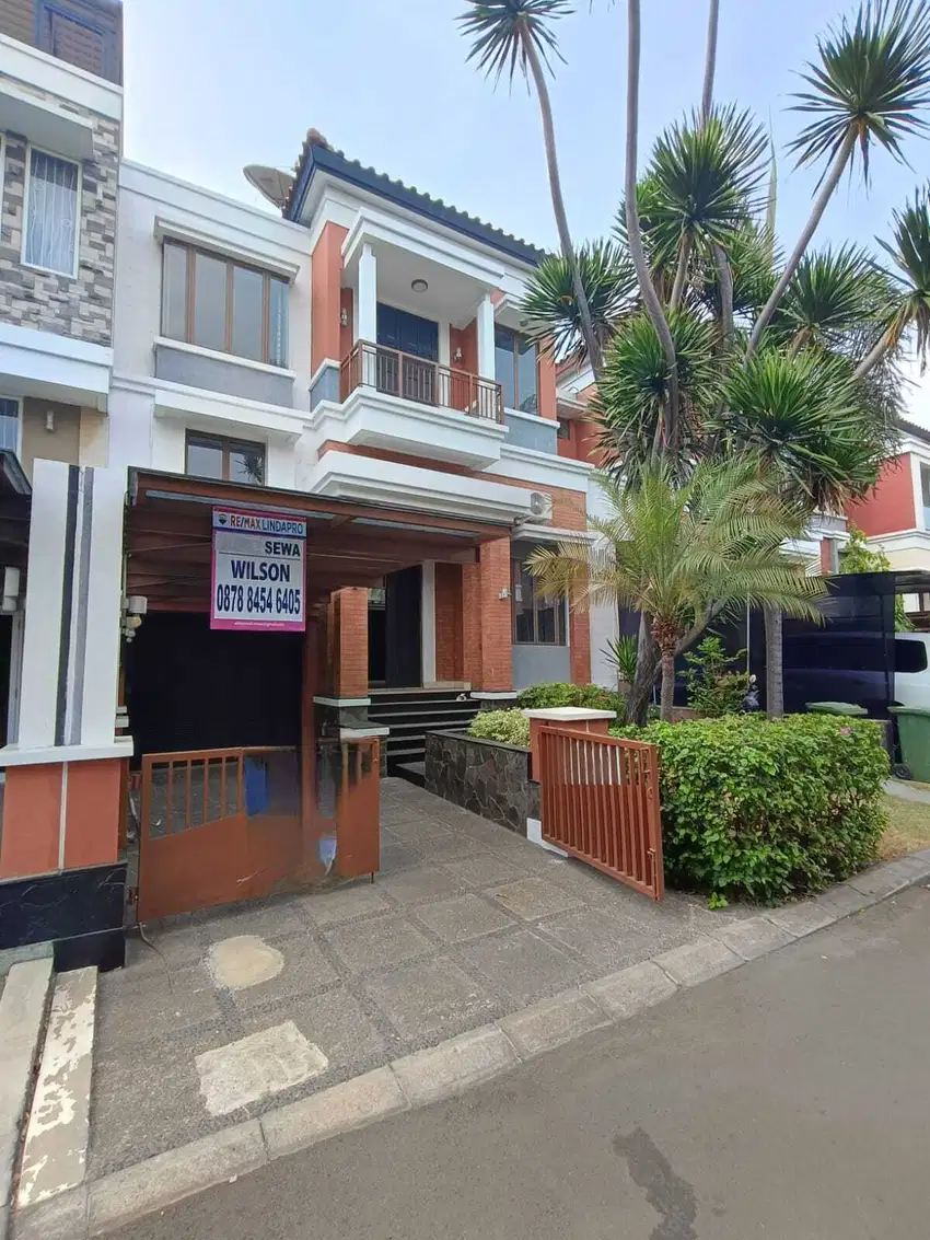 Rumah dengan fasilitas kolam renang, lapangan tenis di kelapa gading