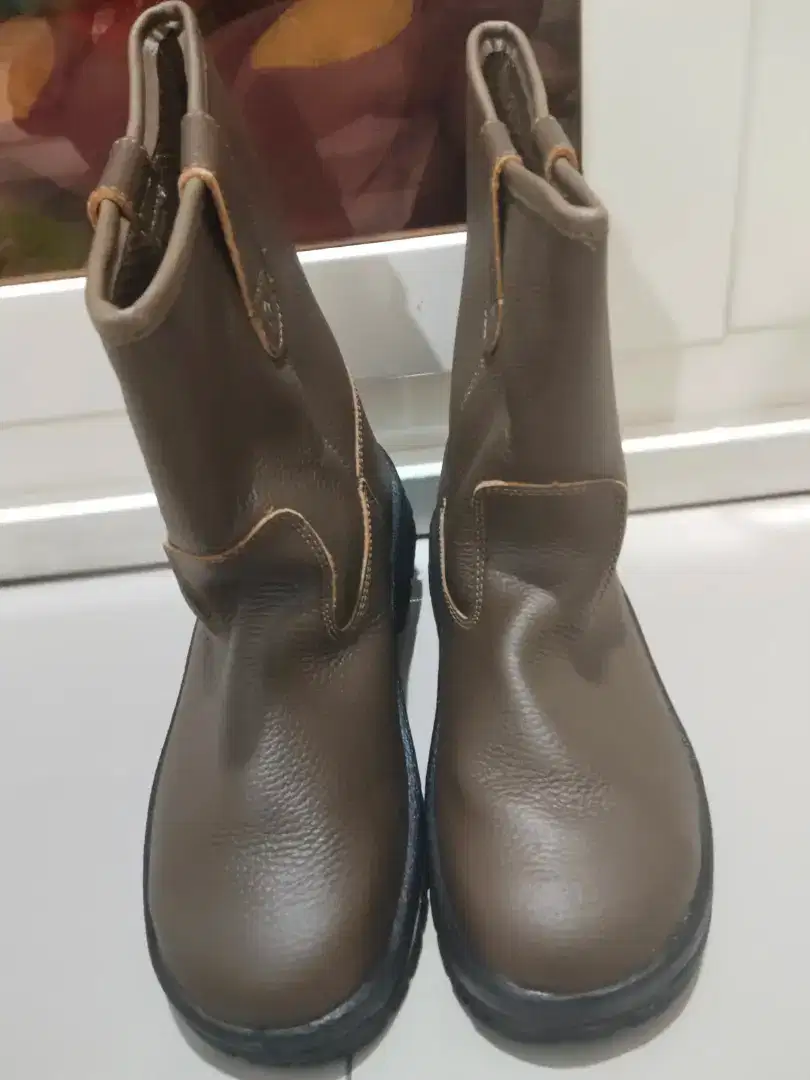 Sepatu kerja merk krusher