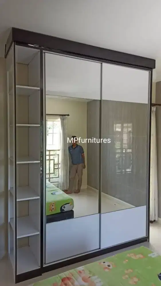 Lemari baju dua pintu sleding full plafon dan rak display
