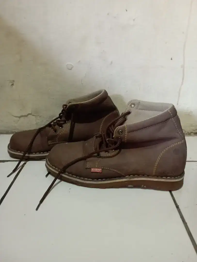 SEPATU BOOTS KICKERS