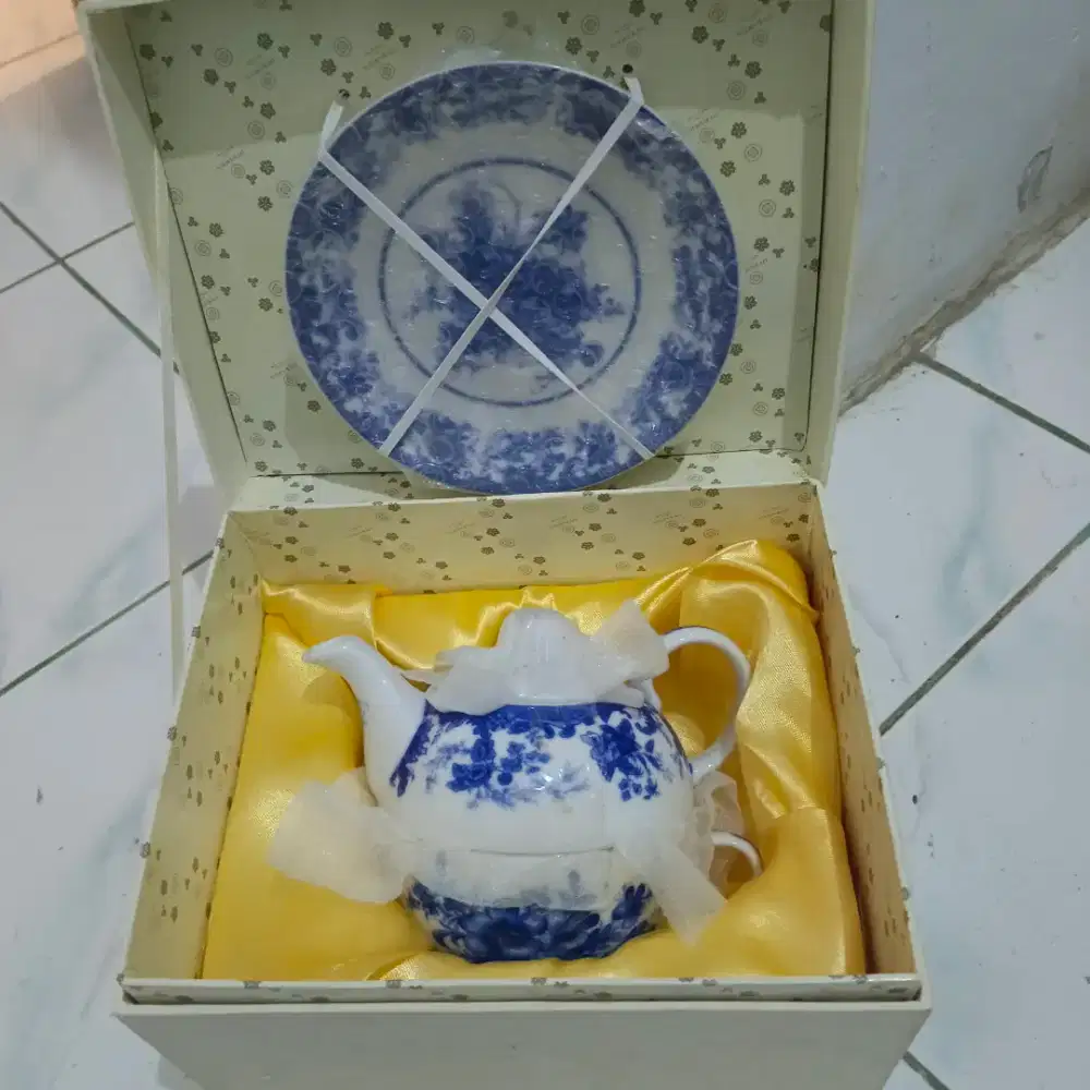 Cangkir teh set plus tatakan