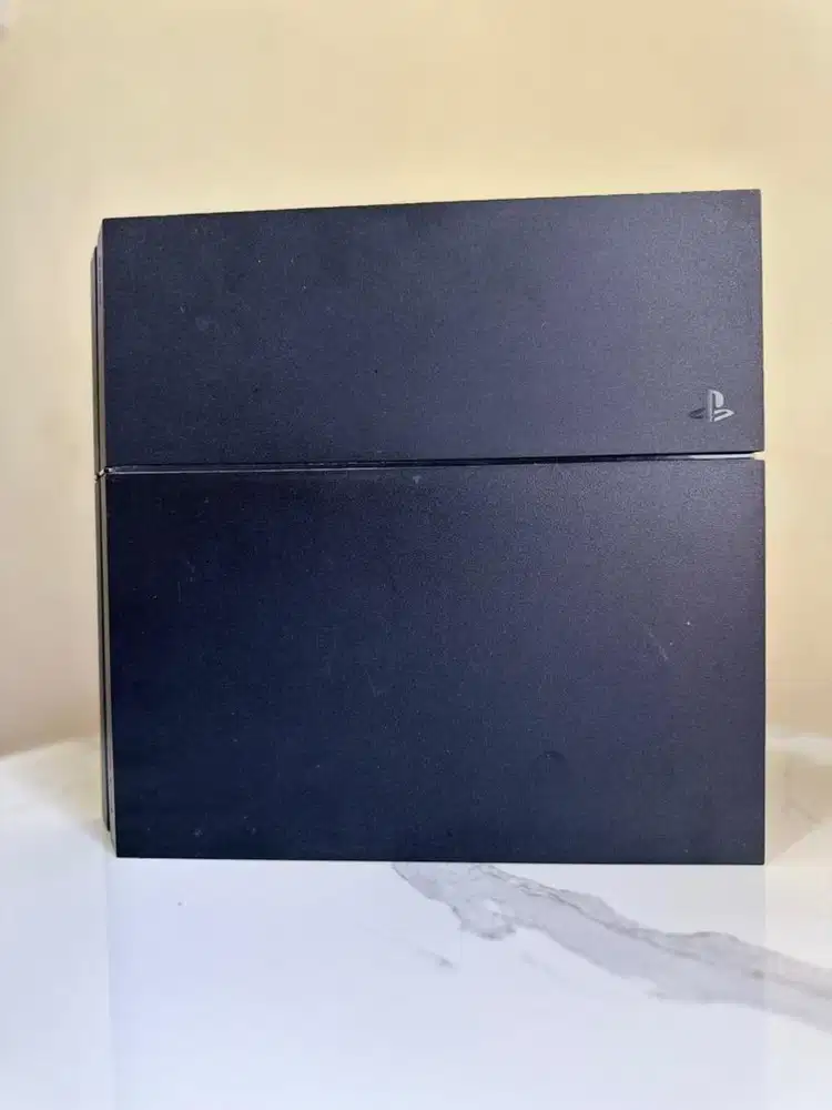 [Jual Santai] PS4 Fat 500 GB Include 2 stik dan 6 CD Game