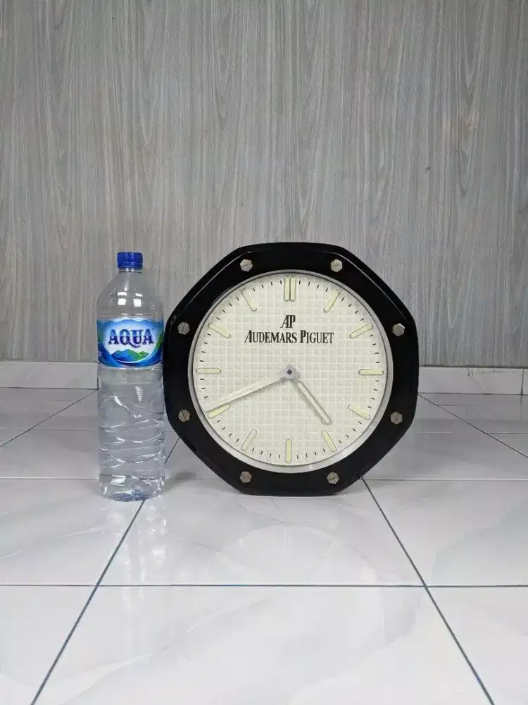 Audemars Piguet jam dinding