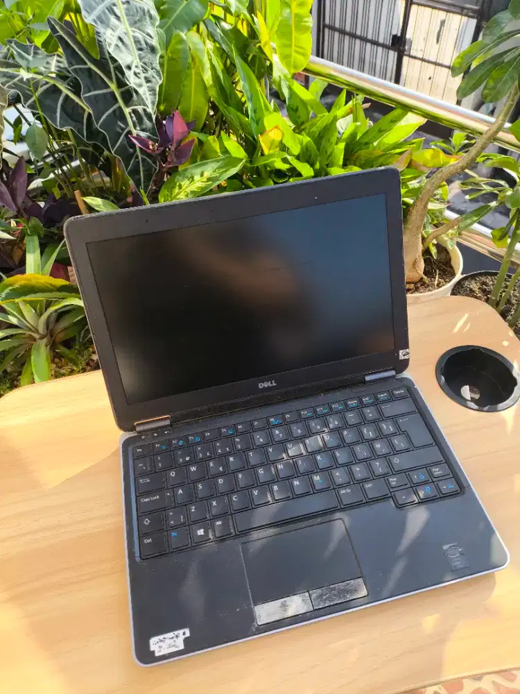 JUAL CEPAT! Laptop Dell Latitude E7240 – Siap Pakai, Murah Meriah!