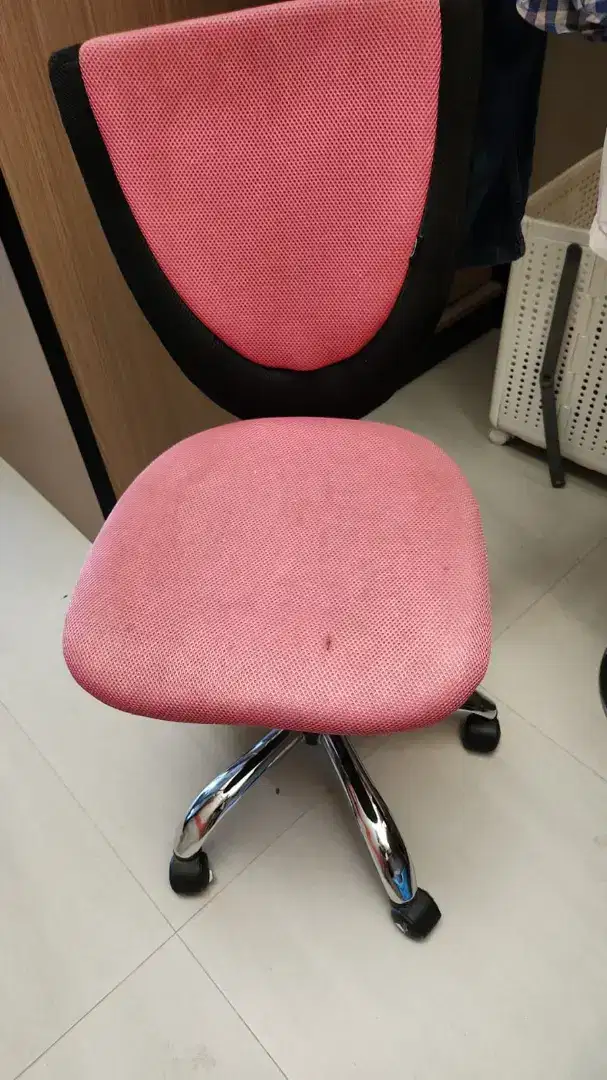 Kursi roda warna pink