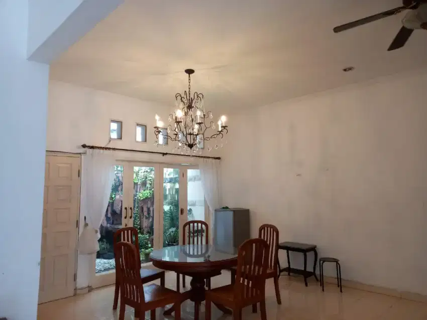 Disewakan Rumah Kompleks ASRI dan rindang samping serenia hills