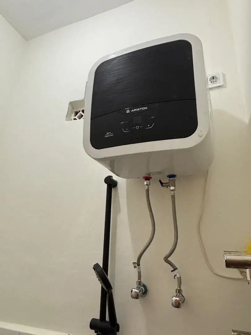 Water heater merk Ariston.