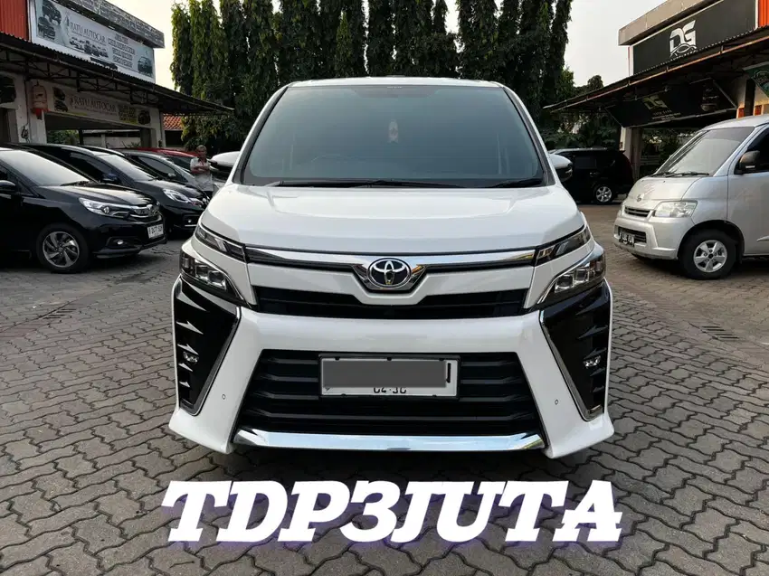 TOYOTA VOXY AT 2018 WHITE