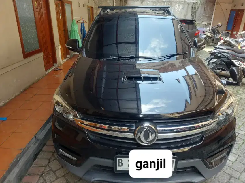 DFSK Glory 560. 2019 Bensin Triptonik 1500 CC Turbo. Hitam SUV 3 Baris