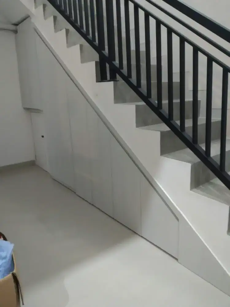 Penutup pintu bawah tangga minimalis