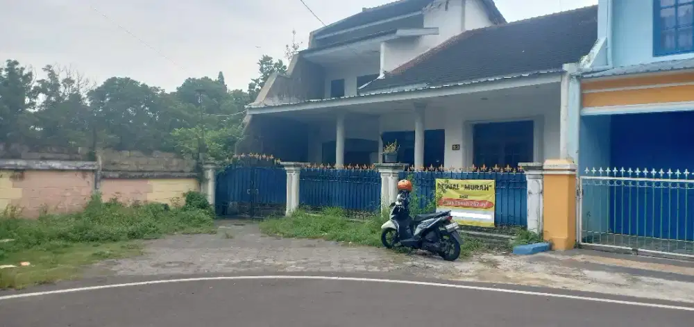 Rumah Hook Tepi Jalan Aspal Mobil Simpangan