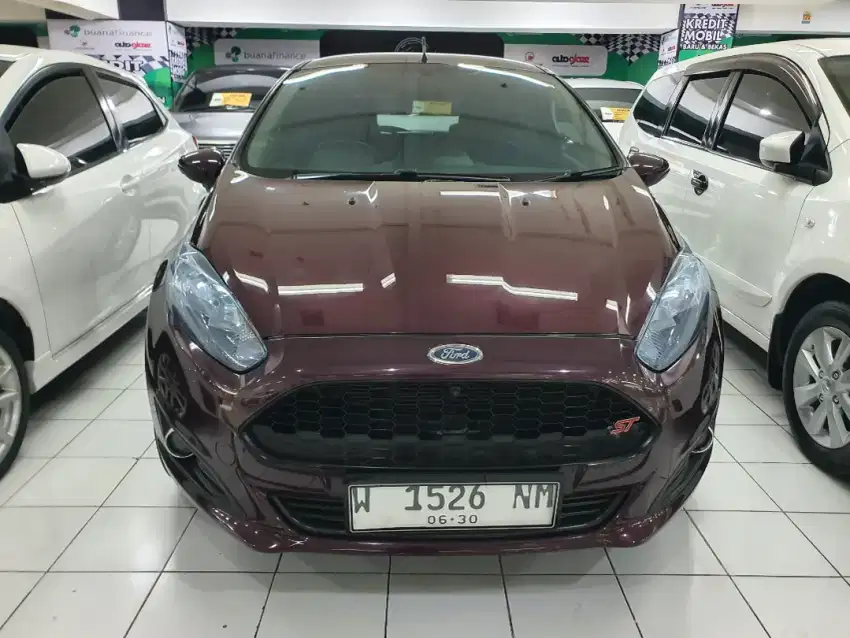 Ford fiesta facelift  apik banget kredit dp low bisa