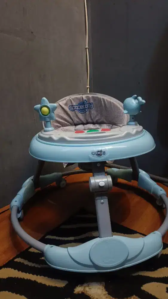 Baby walker belajar jalan