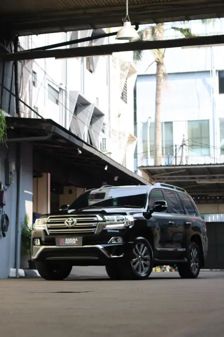 TOYOTA LAND CRUISER  LANDCRUISER VXR 200 2017 Hitam (Murah)