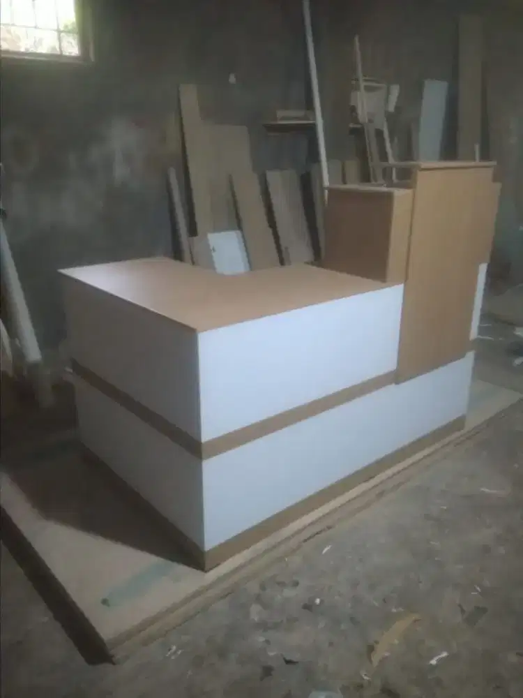 Meja kasir leter L 01