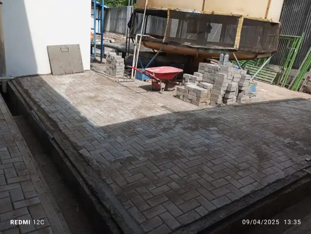 Pasang paving taman dan jalan