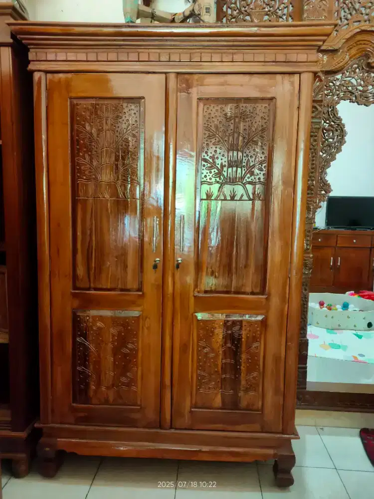 Lemari Pakaian Kayu Jati