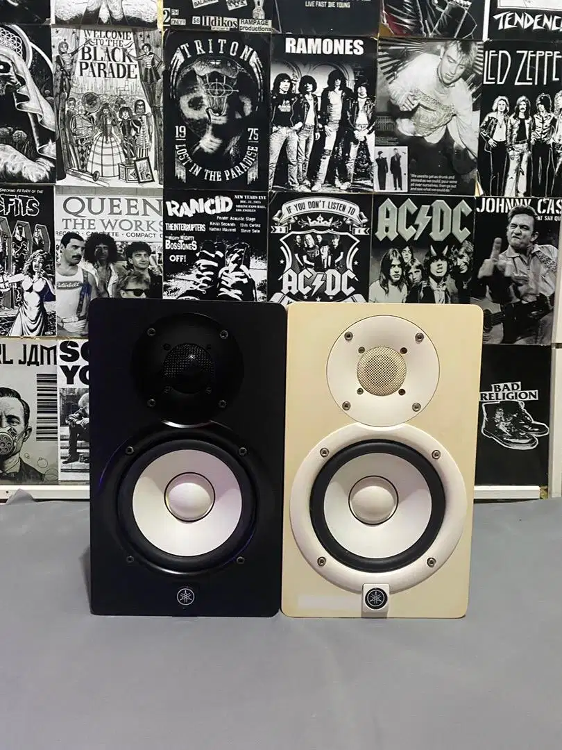 Speaker flat yamaha recording hs5 hitam dan putih