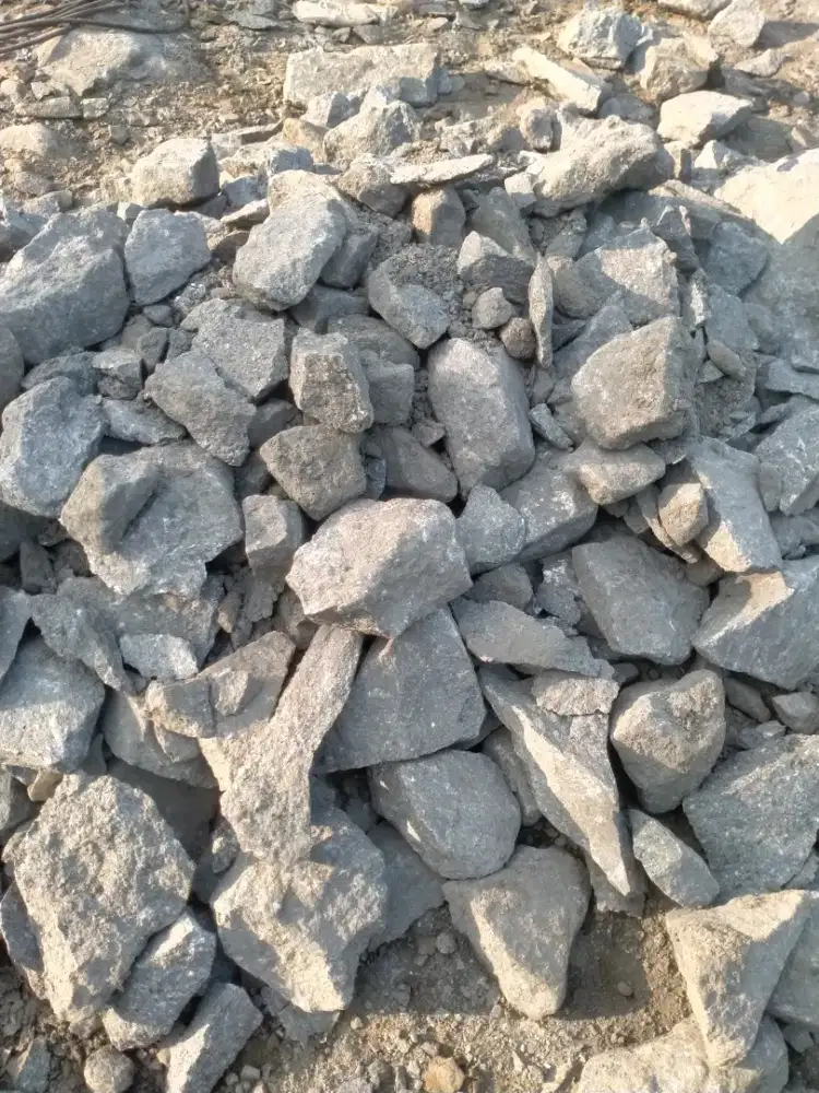 Batu makadam urug jalan