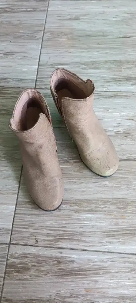 Sepatu wanita warna cream ukuran 38