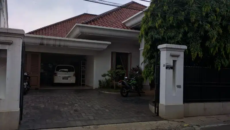 DIJUAL segera rumah di Lebak Bulus Jakarta Selatan harga nego.