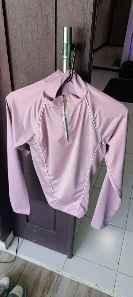 Baju olahraga wanita warna pink ukuran L