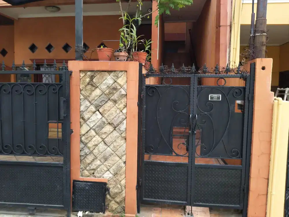 Dikontrakkan rumah di lantai 2 (tangga naik terpisah)