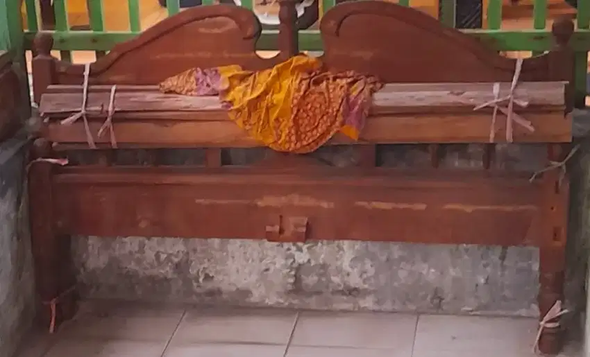 Dipan ranjang tempat tidur nomor 3 kondisi lumayan bagus