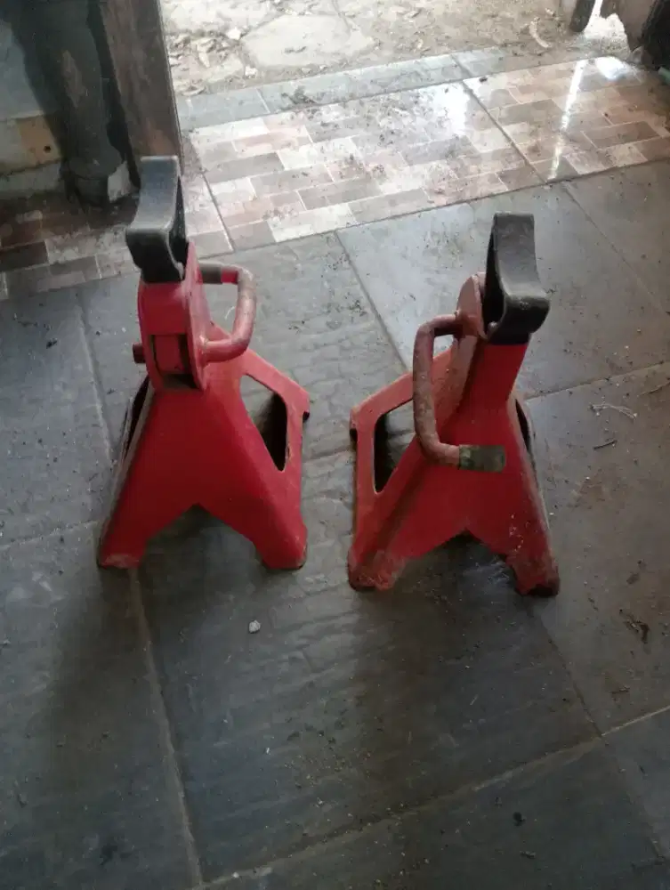 Dongkrak mobil 2 buah
