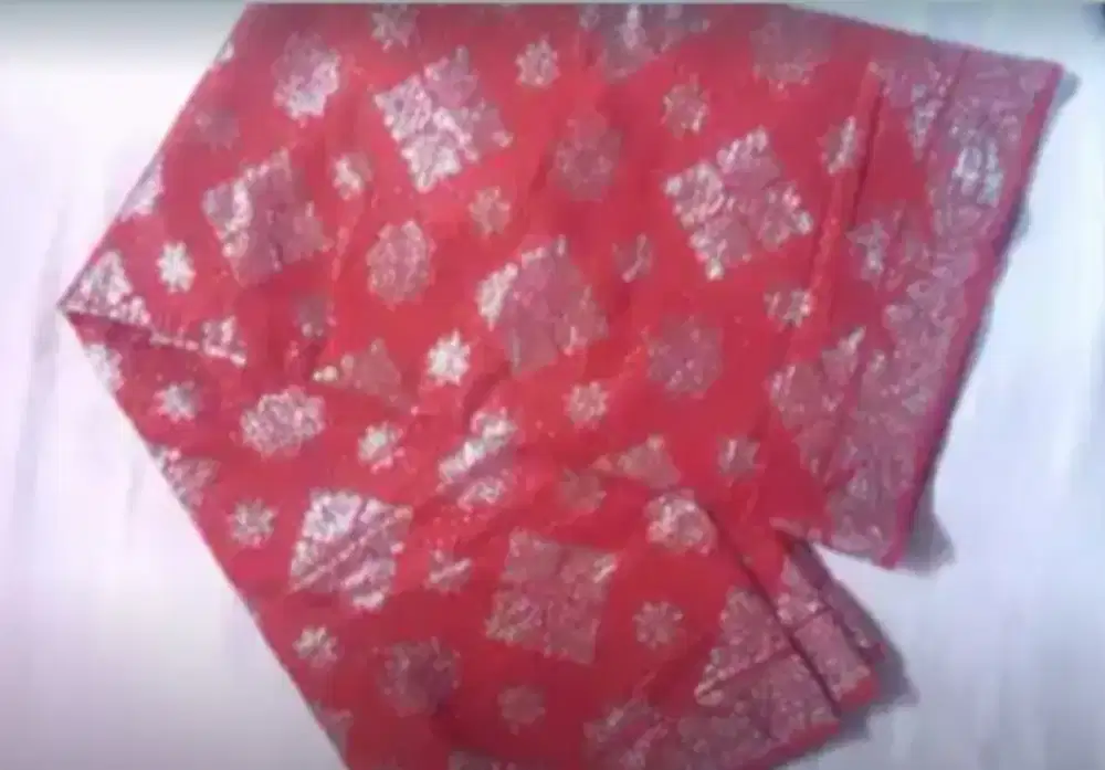 kain songket warna merah, sulam emas