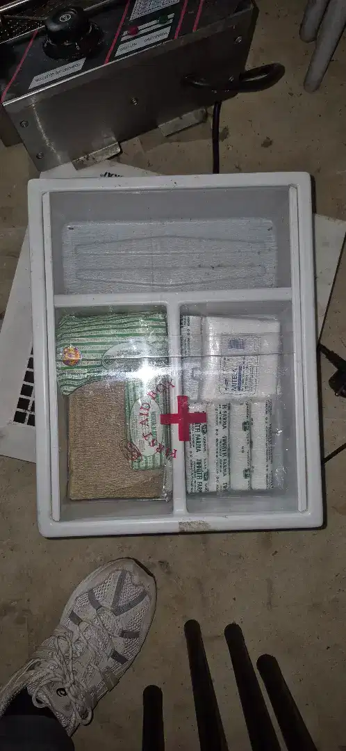 Kotak p3k dinding