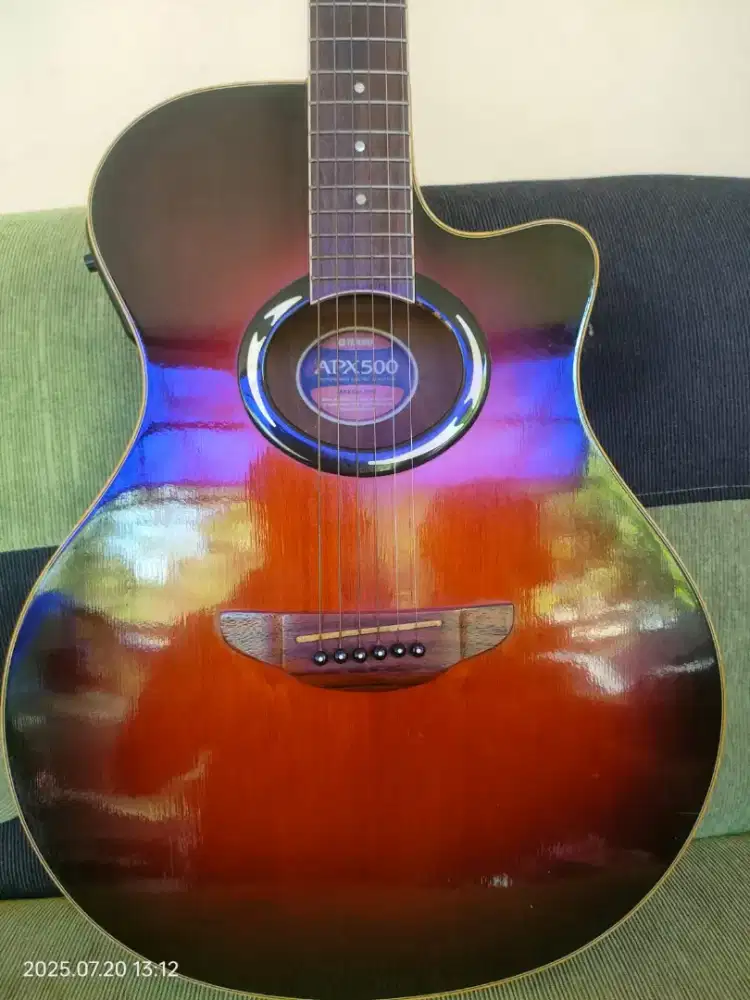 Gitar akustik merek yamaha