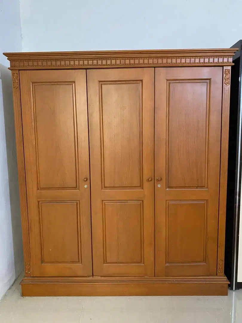 Lemari Pakaian Bahan Kayu Jati