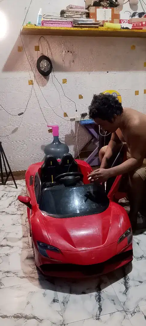 Di jual mobil-mobilan aki.