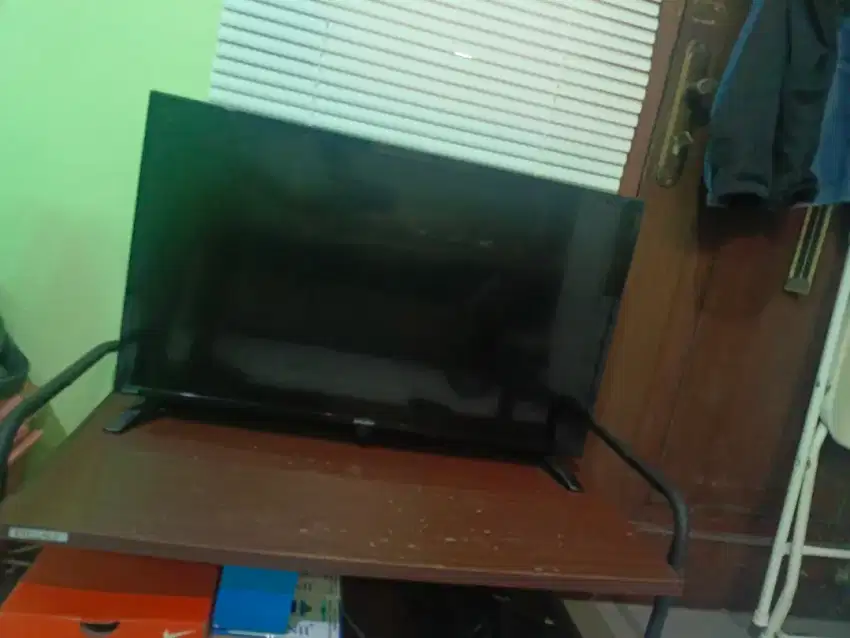 TV Sharp 32 inch + Rak TV Unik