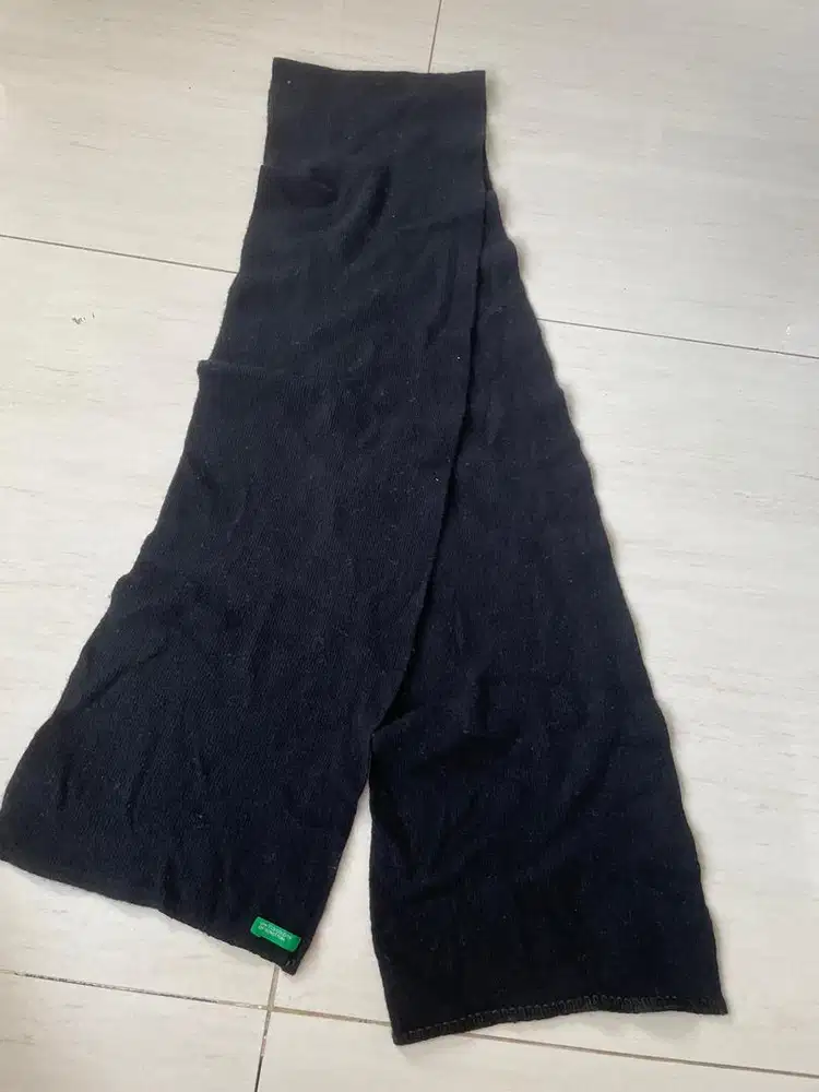 syal cowok cewek warna hitam benetton