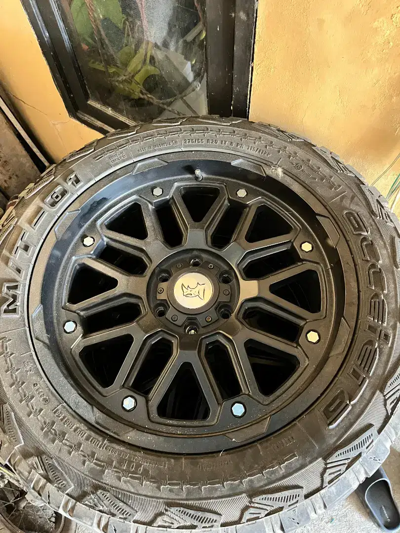Velg dan ban mobil Black Rhino Hollister berukuran 20