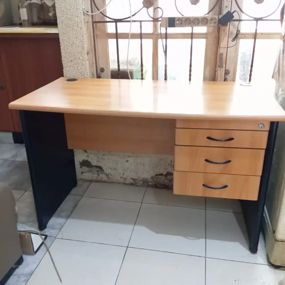 Preloved Meja Kerja Kantor / Meja Kantor / Meja Kantor Minimalis
