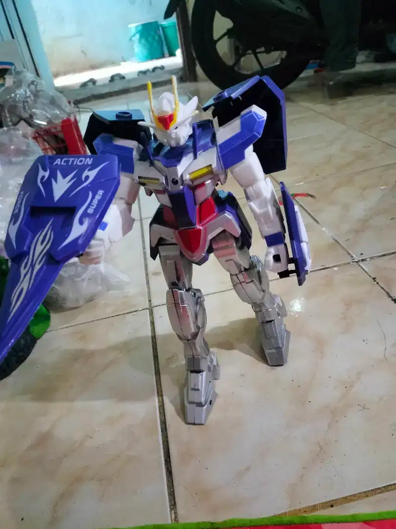 Robot gundam cuci gudang