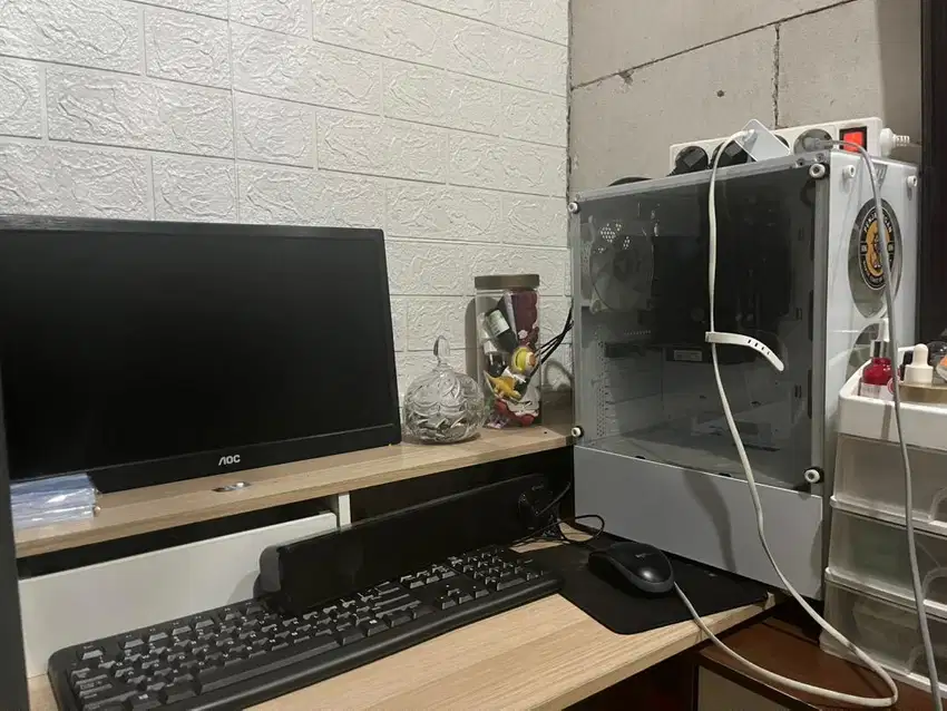 Dijual 1 set komputer ( MONITOR + CPU + KEYBOARD + MOUSE + SPEAKER)