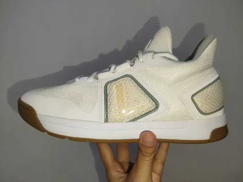 Sepatu merek League